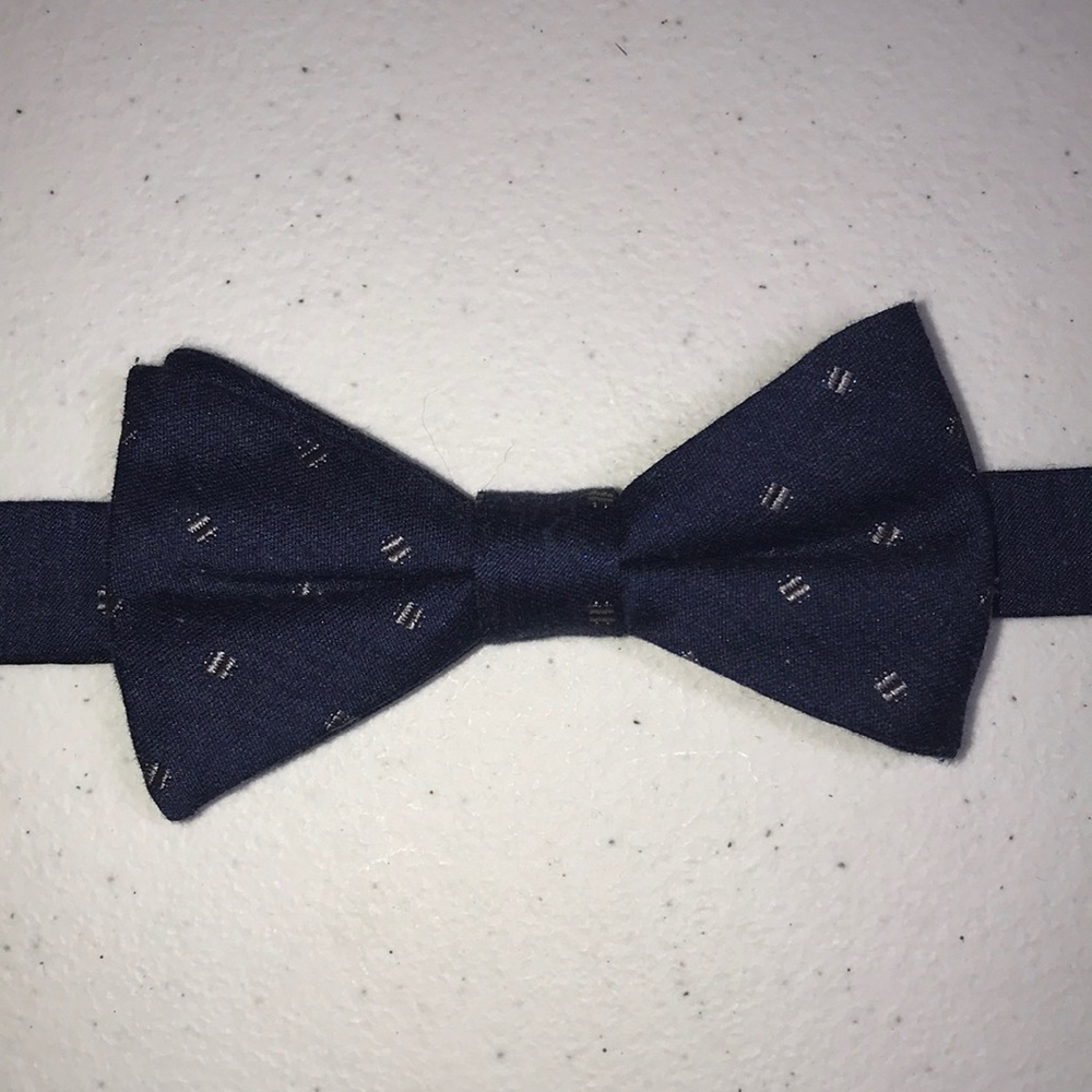 Van Heusen, Bow Tie, Like New, Blue & Silver Design